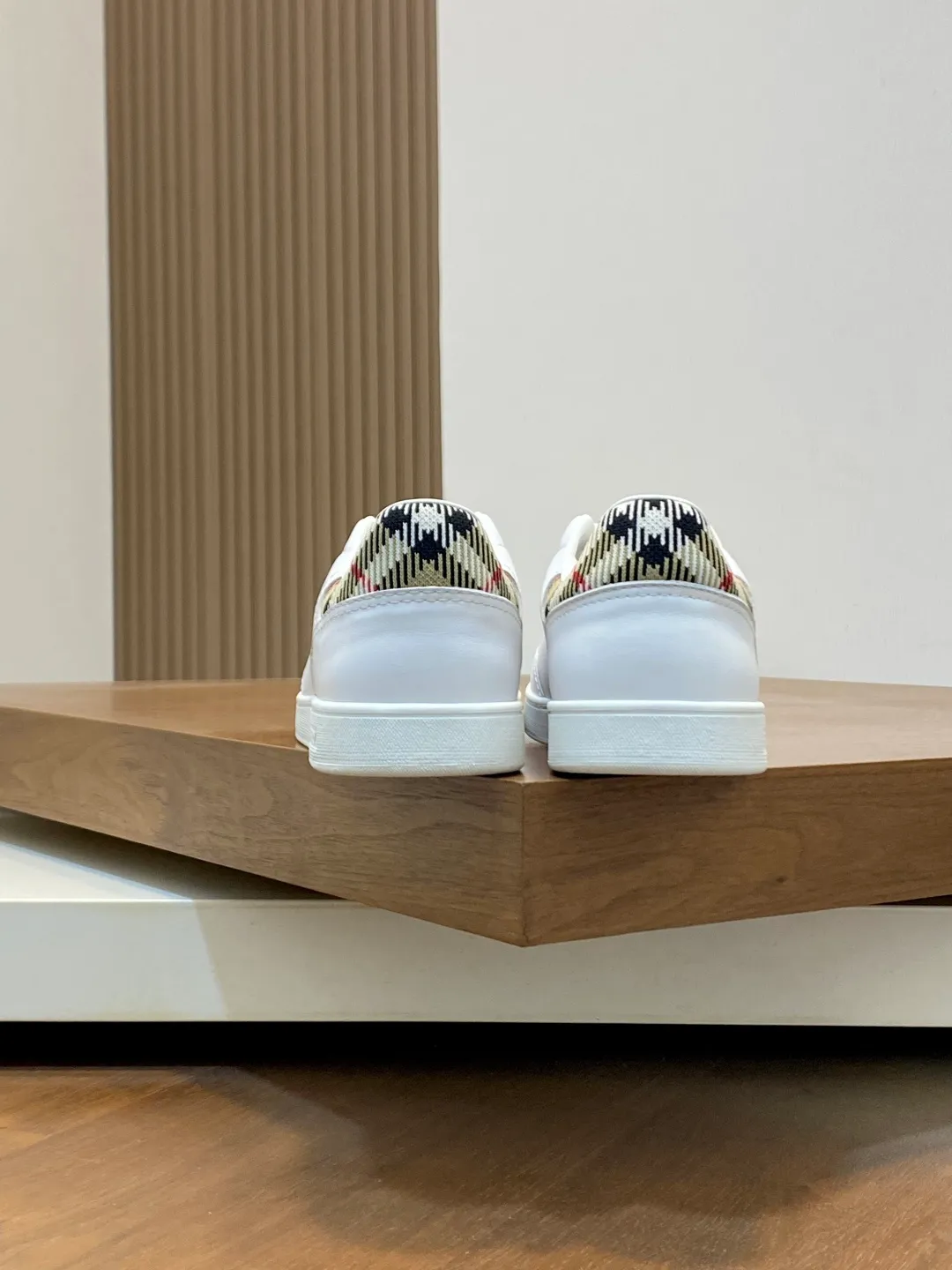 Men's men's shoes 💰400【New style】⛺️⛺️𝐁𝐔𝐑𝐁𝐄𝐑𝐑𝐘# Burberry's new war horse plaid casual sneakers, new terrace casual sneakers·Burberry's classic elements, super comfortable shoes··Knight blue anti-slip soles Finally I saw the latest diagonal plaid sneakers, the color is really nice and can be worn with any kind of sneakers. The sneakers are made of cotton blended fabric. Crafted in an Italian workshop, it features a worsted Burberry check pattern. Featuring a mesh lining and checkered laces, the rubber sole features the archive Burberry monogram. From Burberry's iconic collection, these wardrobe staples are interpreted with the brand's signature style. The round toe is embellished with the Equestrian Knight logo (EKD) label on the tongue. The leather insole is embellished with the Burberry letter logo on the sole. Size: 38-44 (customized for 45 and 46)